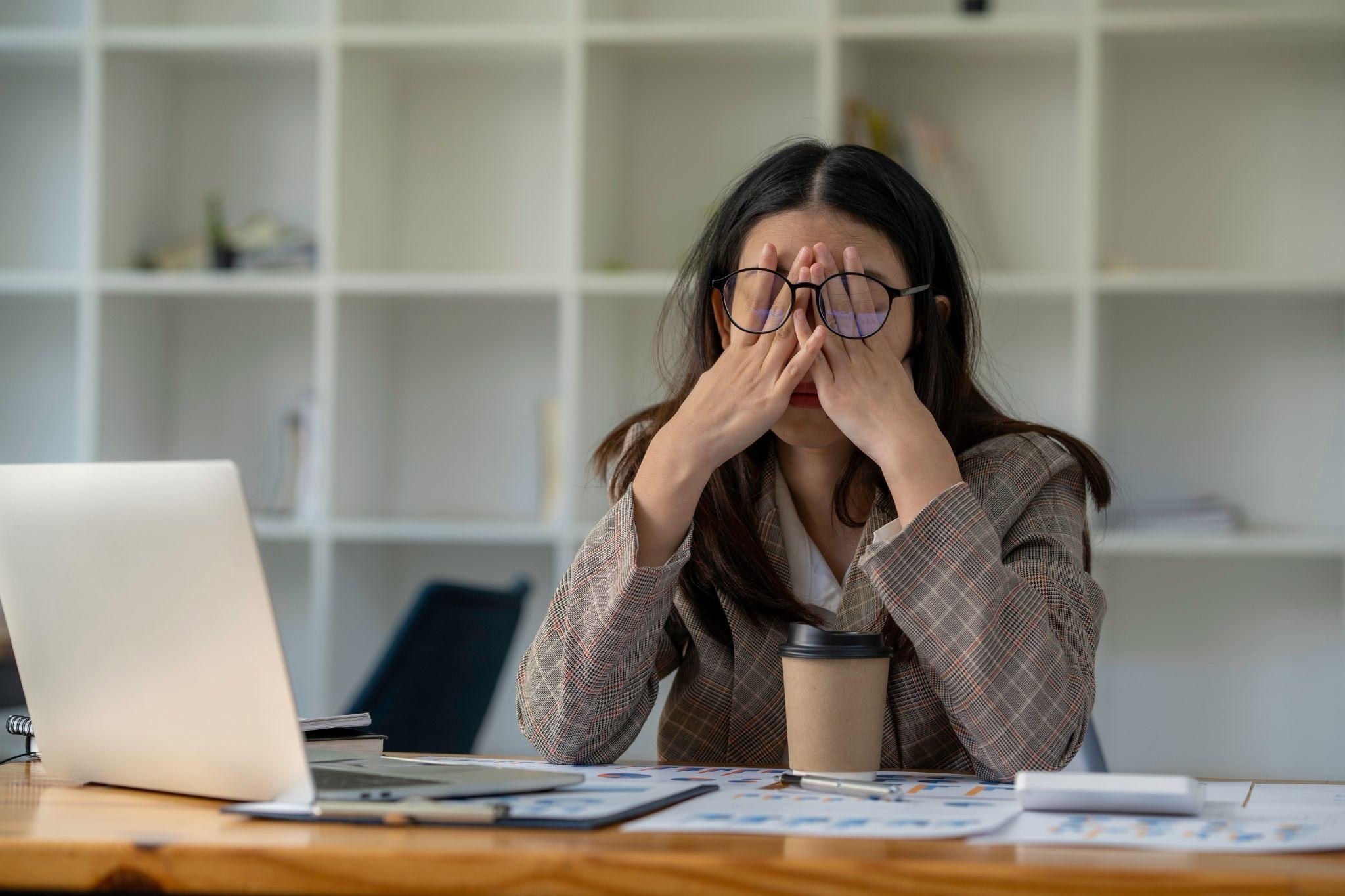 Giải Pháp Bảo Vệ Đôi Mắt Đối Với Nhân Viên Văn Phòng Trong Thời Đại Công Nghệ