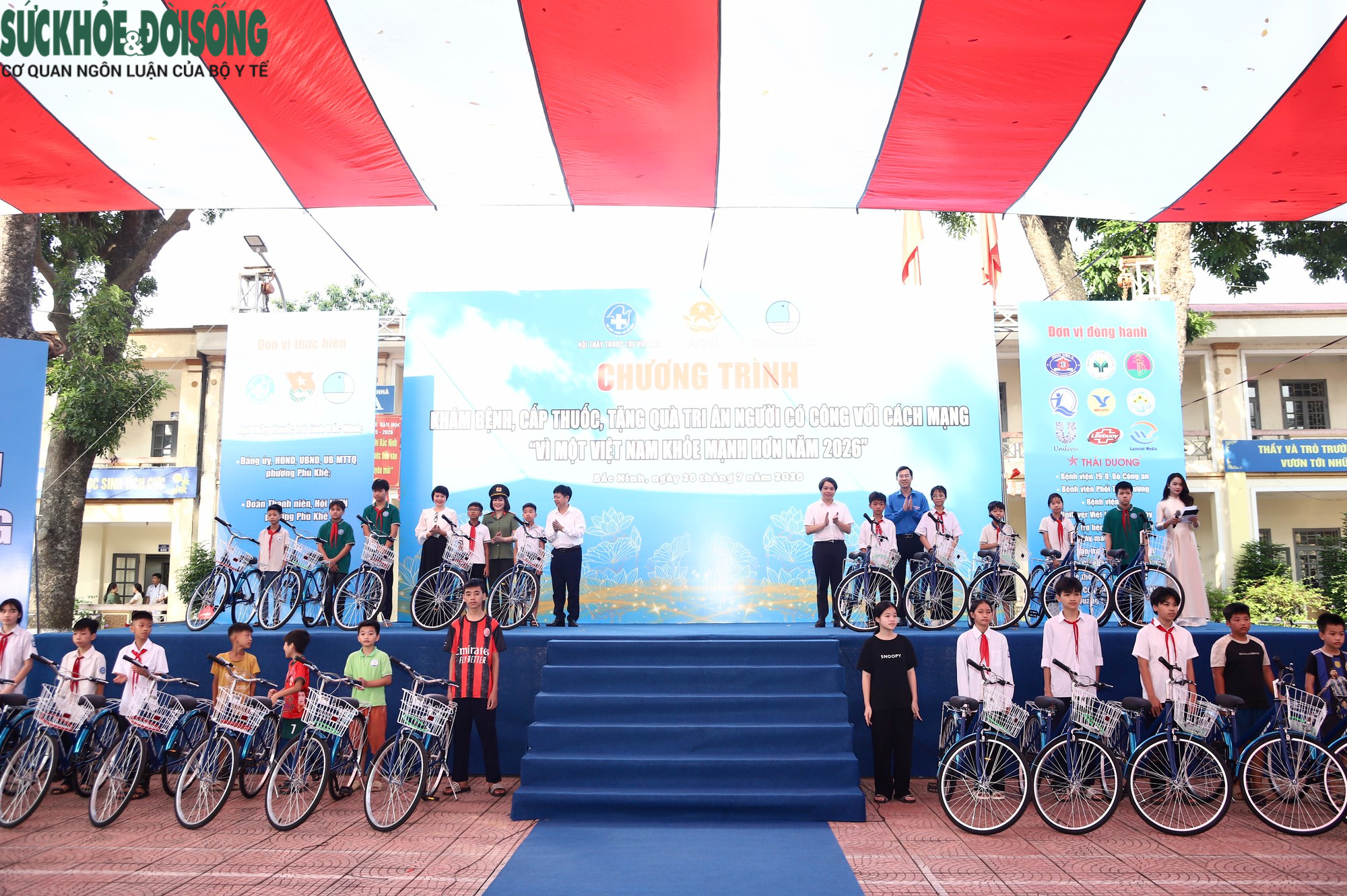 Trao tặng xe đạp cho học sinh nghèo Trao xe đạp cho học sinh