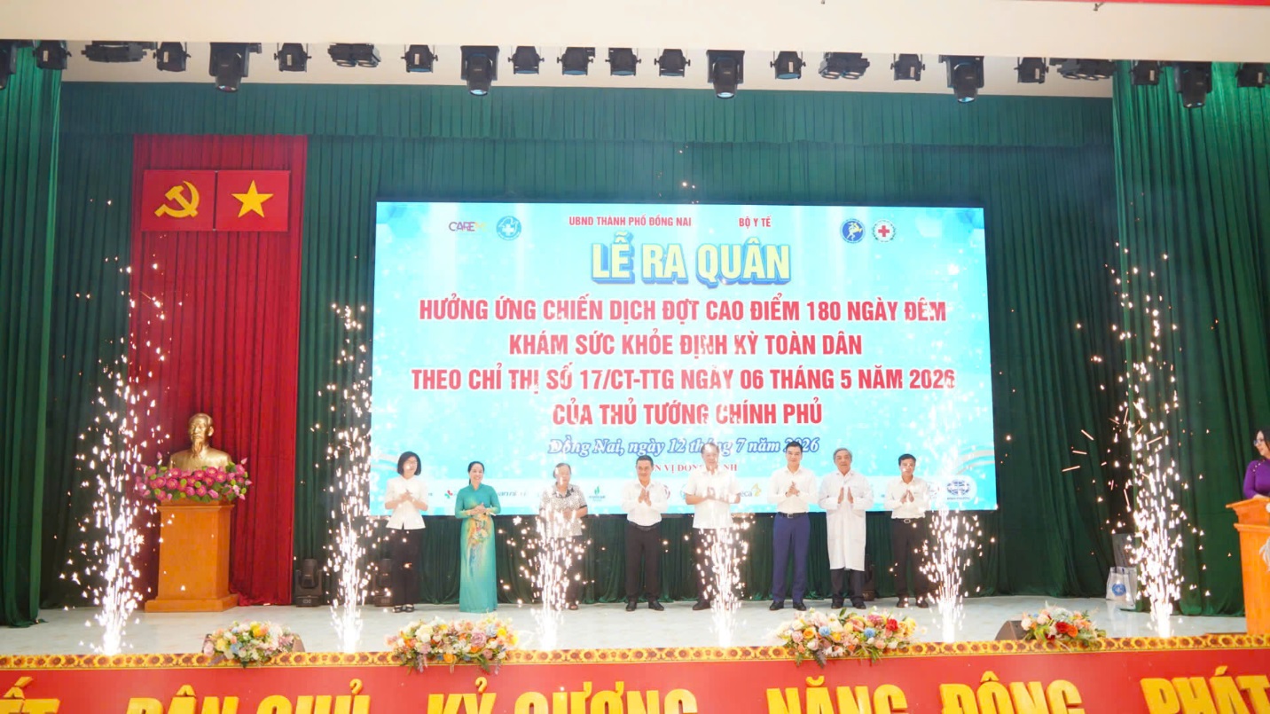 Bác sĩ khám cho người dân trong hoạt động ngày ra quân. Bác sĩ khám cho người dân trong hoạt động ngày ra quân.