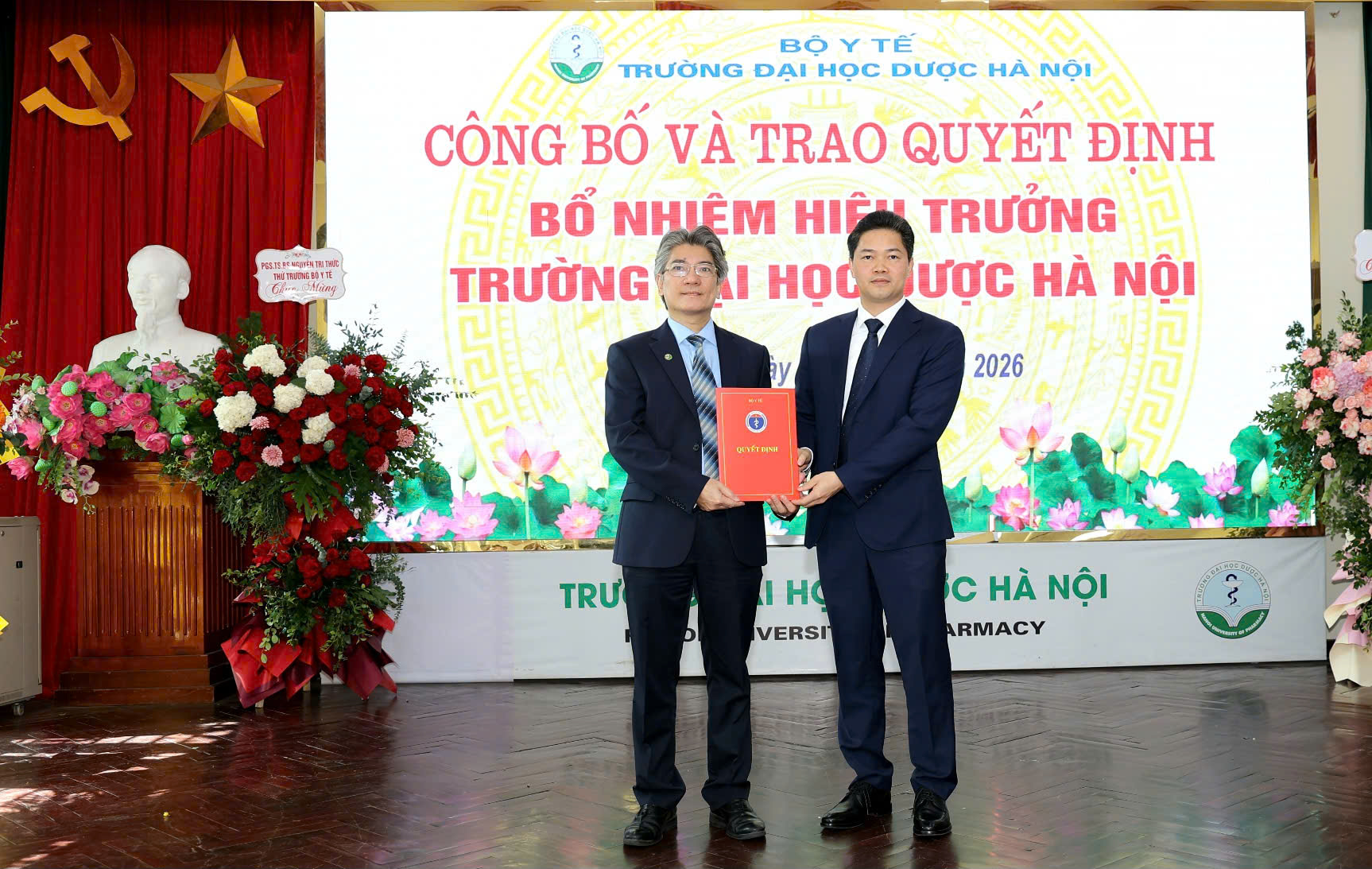 Thứ trưởng Thường trực Vũ Mạnh Hà trao quyết định bổ nhiệm Hiệu trưởng Trường Đại học Dược Hà Nội- Ảnh 1.