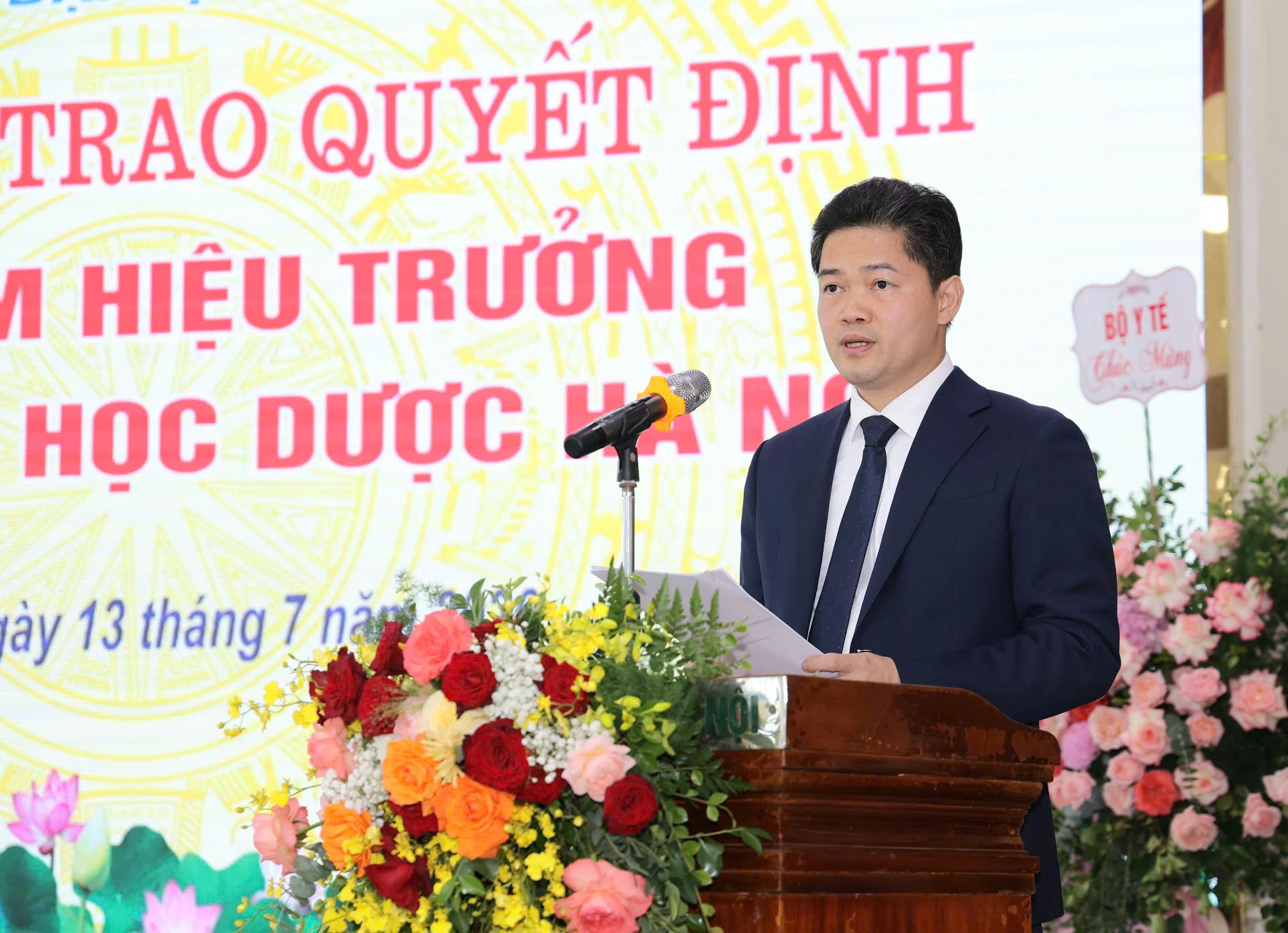 Thứ trưởng Thường trực Vũ Mạnh Hà trao quyết định bổ nhiệm Hiệu trưởng Trường Đại học Dược Hà Nội- Ảnh 2.