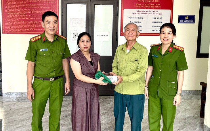 Hành Động Đáng Khen Của Người Phụ Nữ Nhặt Được Ví Có Vàng - Ảnh 2.