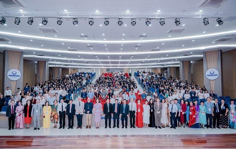 1-cac-dai-bieu-tham-du-hoi-nghi-17863503241411456924146 Nâng Cao Chất Lượng Y Tế Qua Ứng Dụng Gen Trong Chẩn Đoán và Điều Trị - Ảnh 1.