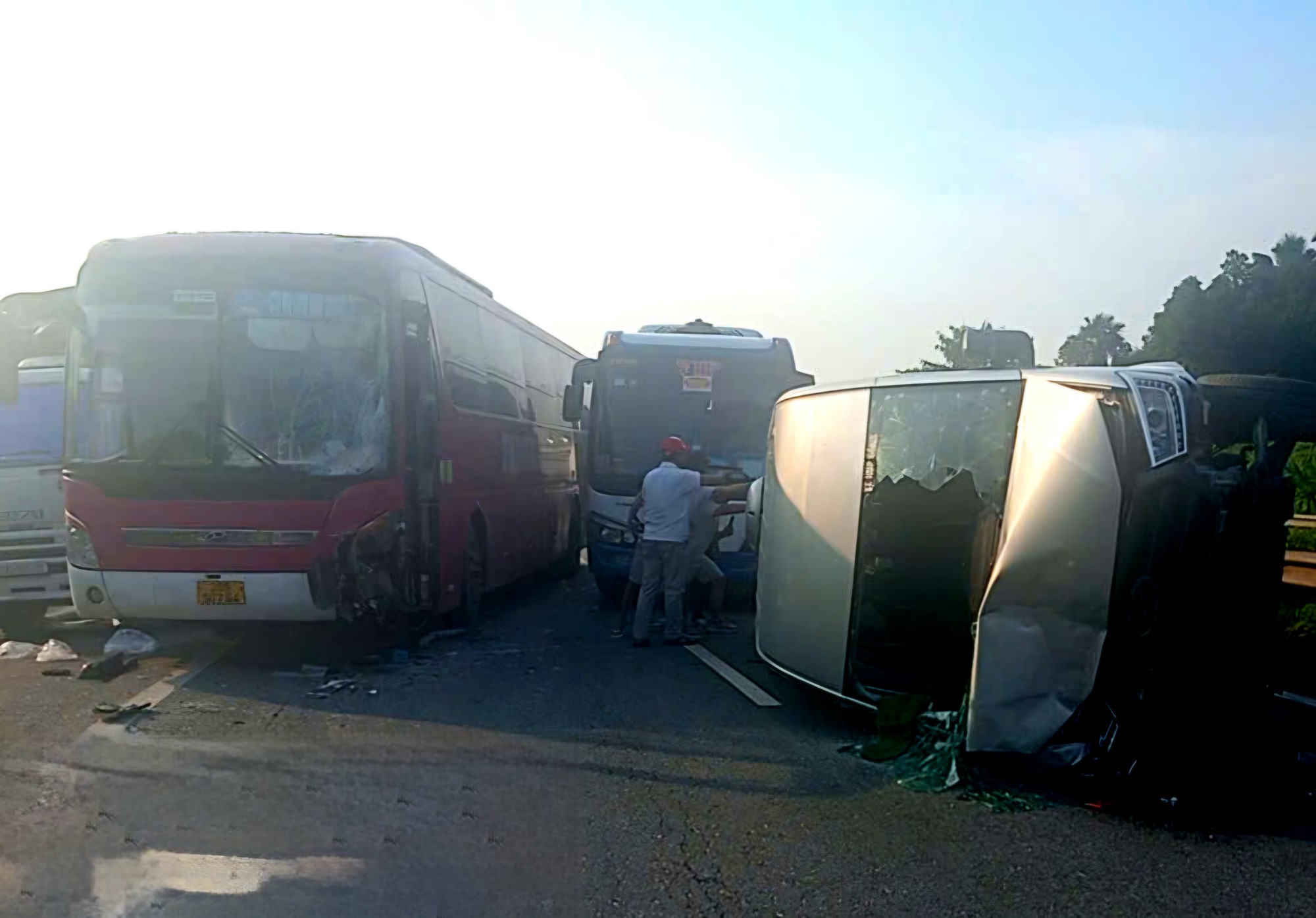 1000058334-1786881750862443475181 3 ô tô va chạm liên hoàn trên cao tốc Nội Bài - Lào Cai- Ảnh 1.