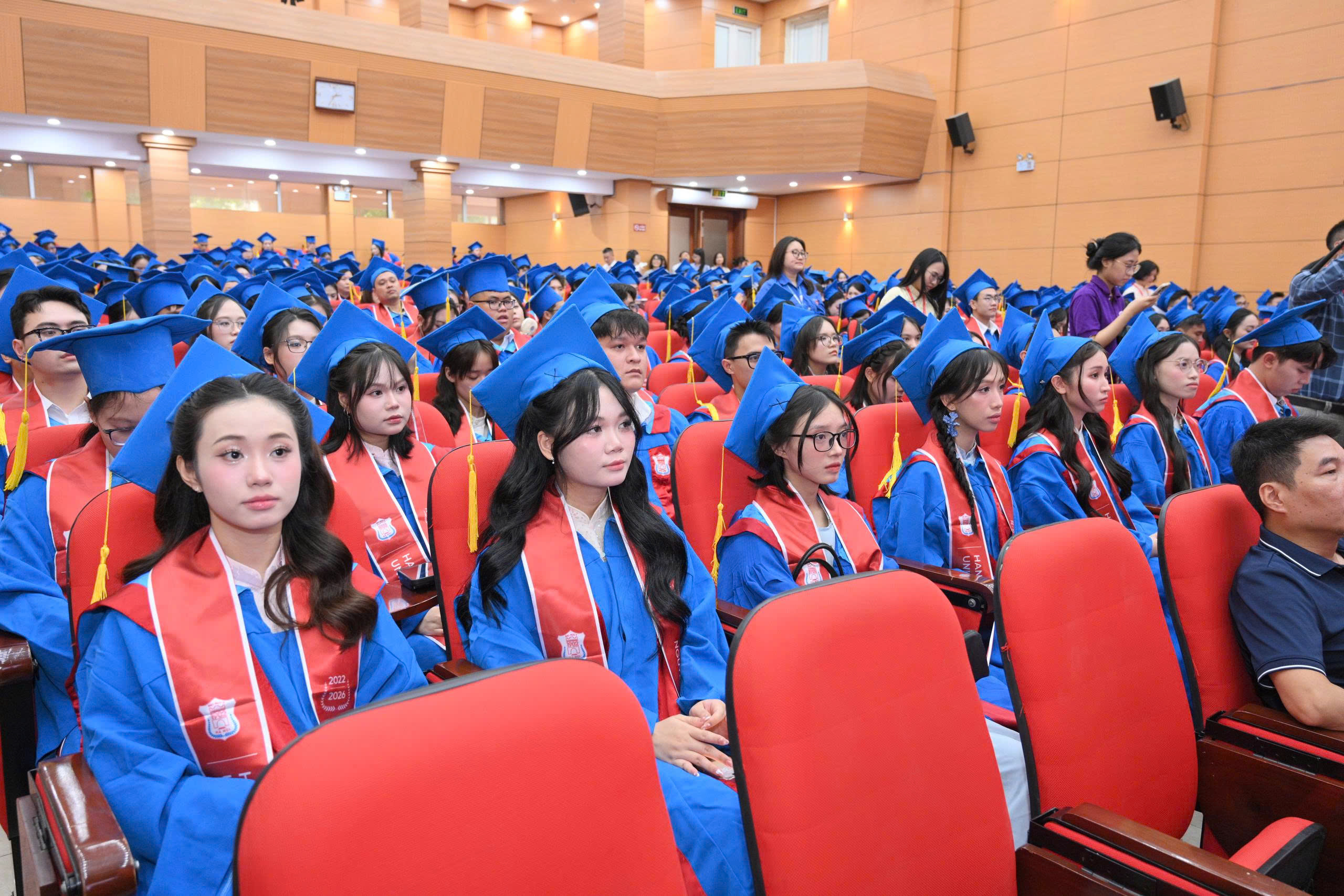 Đại học Y Hà Nội bổ sung 427 cử nhân chất lượng cao cho hệ thống y tế- Ảnh 2. Đại học Y Hà Nội bổ sung 427 cử nhân chất lượng cao cho hệ thống y tế- Ảnh 2.
