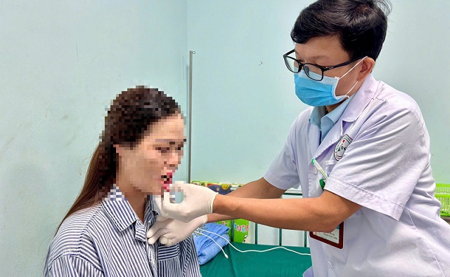 Bác sĩ thăm khám cho bệnh nhân sau phẫu thuật tại Bệnh viện Đa khoa Hà Giang Bác sĩ thăm khám cho bệnh nhân sau phẫu thuật tại Bệnh viện Đa khoa Hà Giang