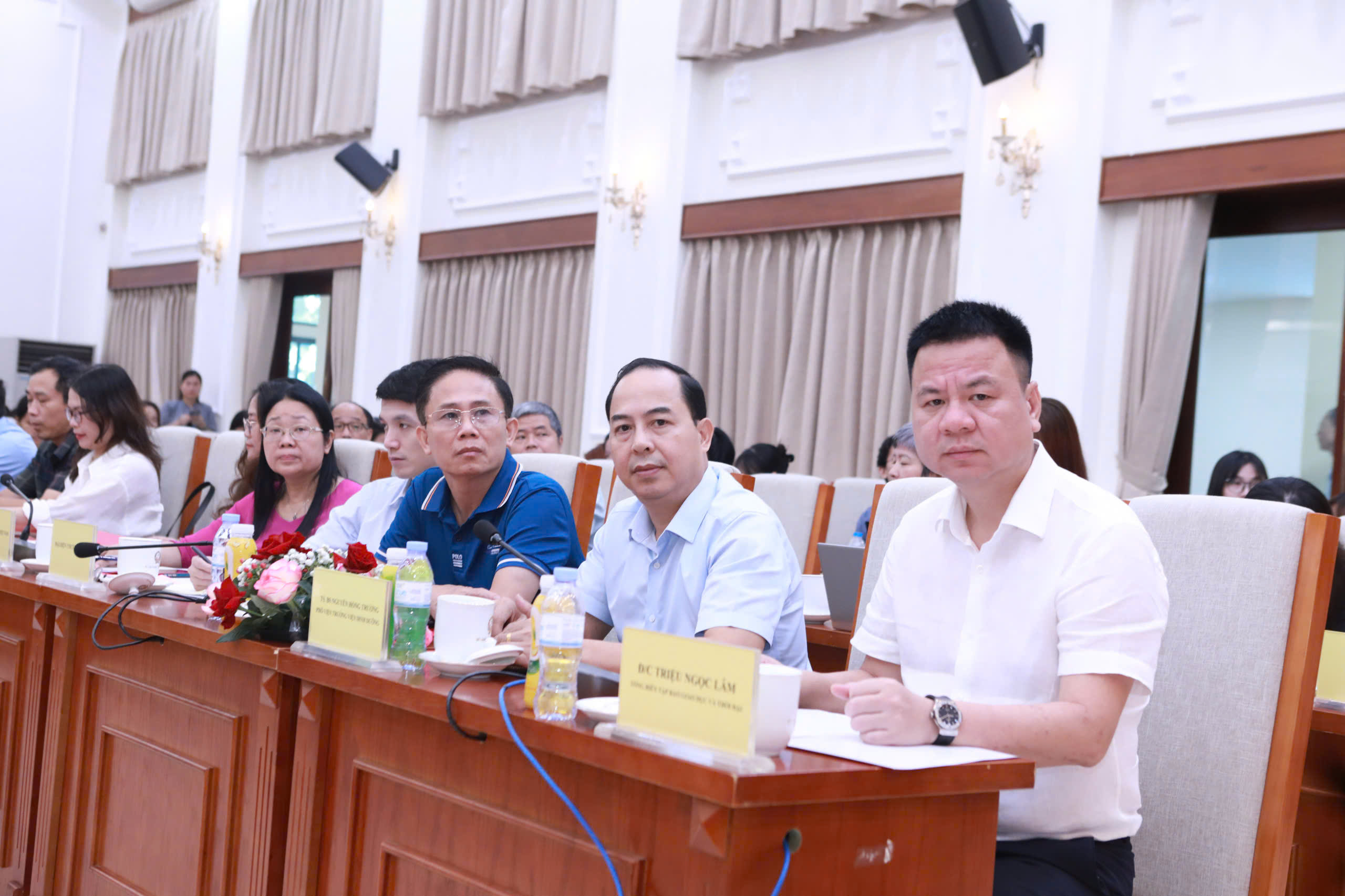 Các đại biểu tại hội thảo Các đại biểu tại hội thảo