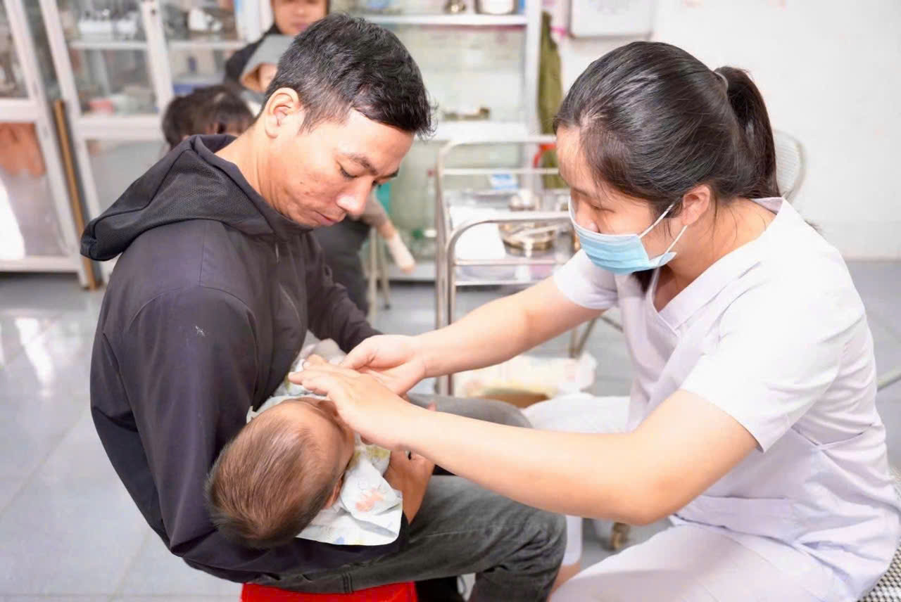 Hoạt động khám sức khỏe tại Trạm Y tế Hoạt động khám sức khỏe tại Trạm Y tế.