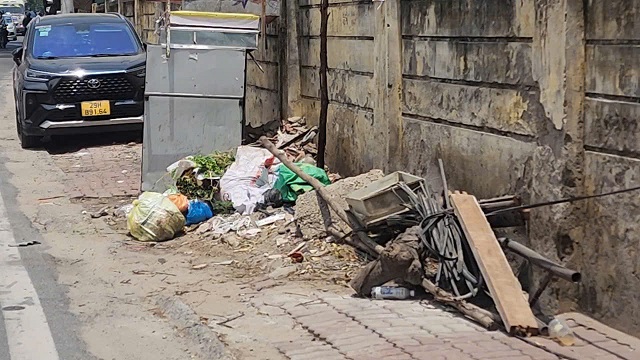 Vỉa Hè Phố Hoàng Hoa Thám: Thực Trạng Rác Thải Và Giải Pháp Cần Thiết