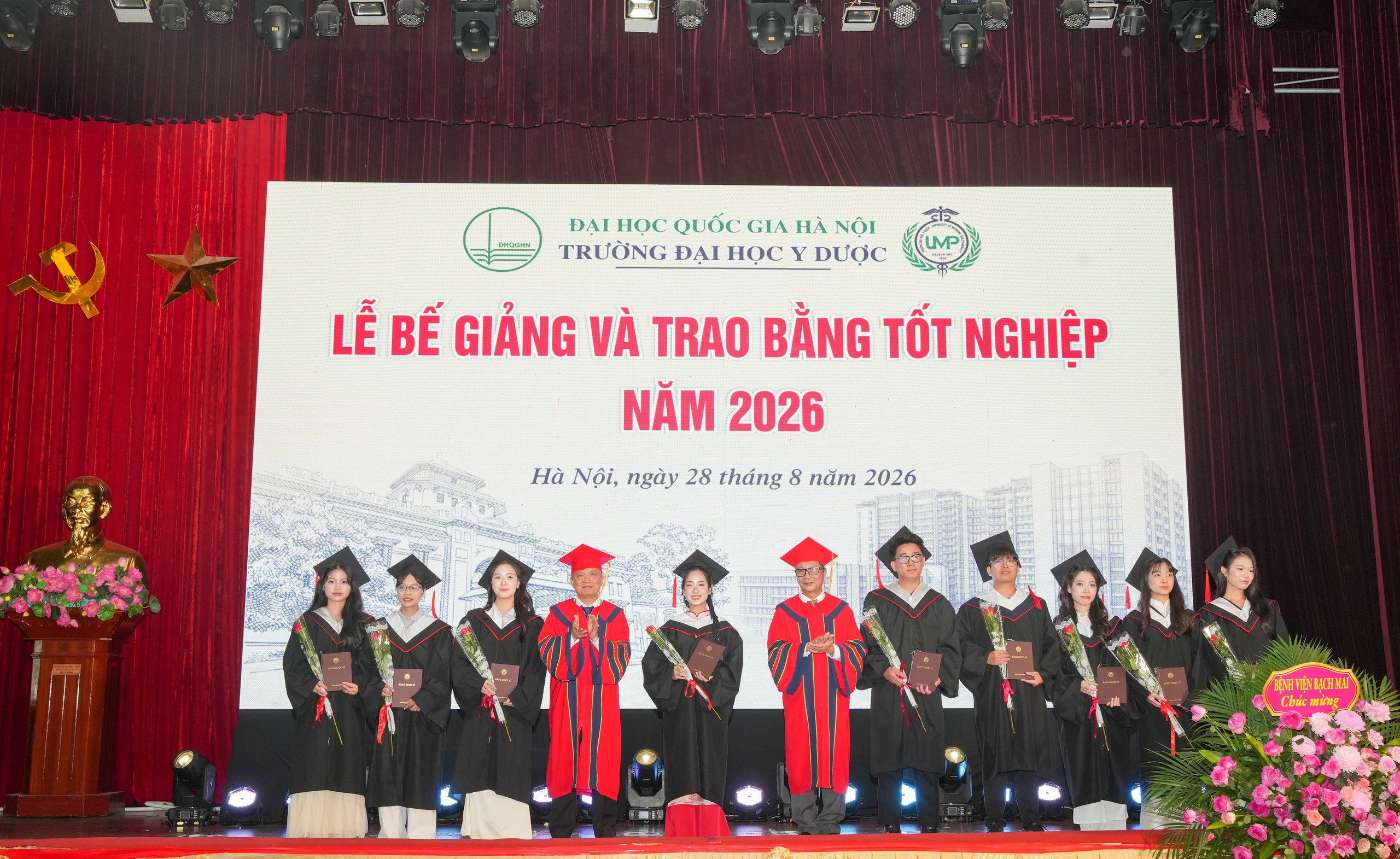 Giáo sư trao bằng tốt nghiệp