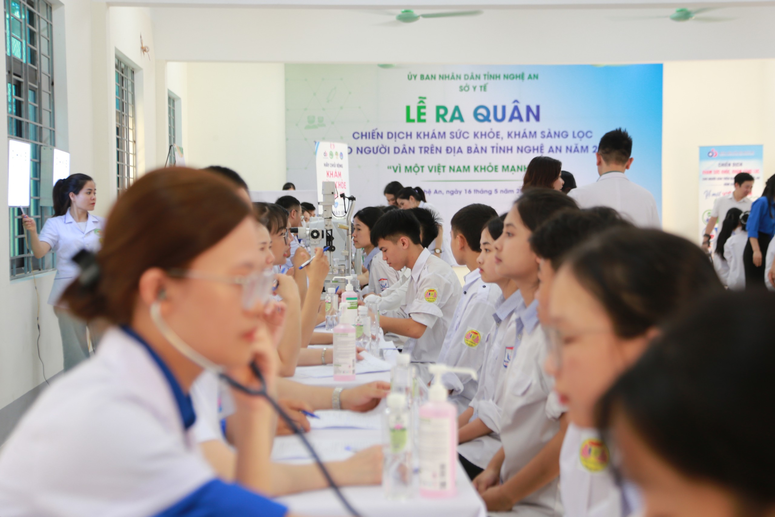 Nghệ An đặt mục tiêu 100% học sinh được khám sức khỏe - Ảnh 1.