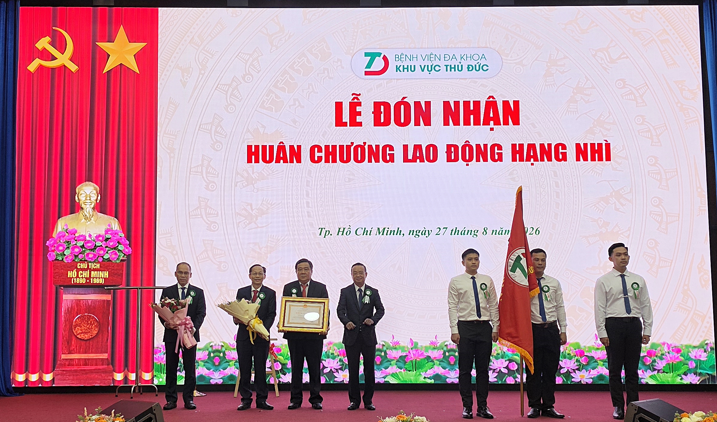 Bệnh viện nghìn tỷ ở TPHCM đón nhận Huân chương Lao động hạng Nhì- Ảnh 1.
