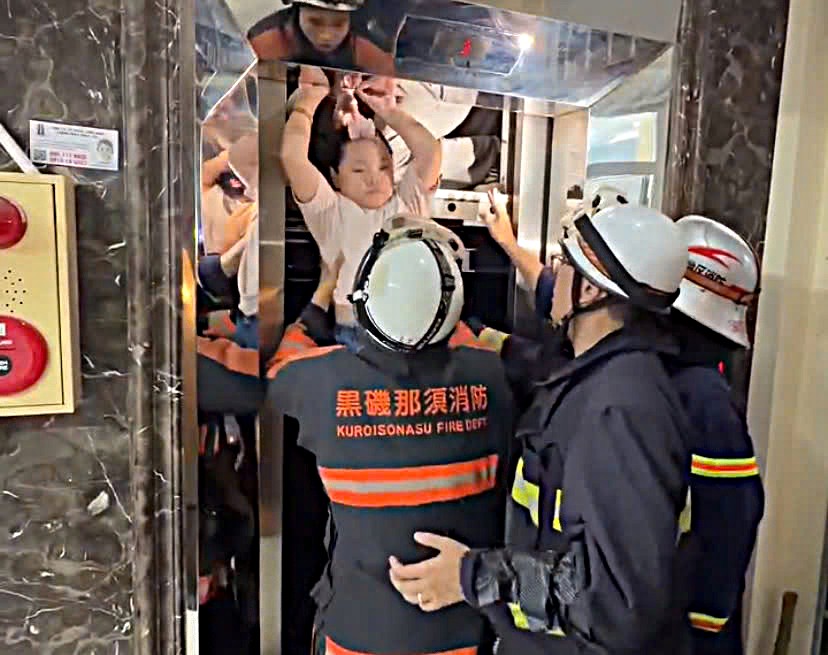 Sự Cố Thang Máy Tại Hà Nội: Giải Cứu 13 Người Bao Gồm 8 Trẻ Em