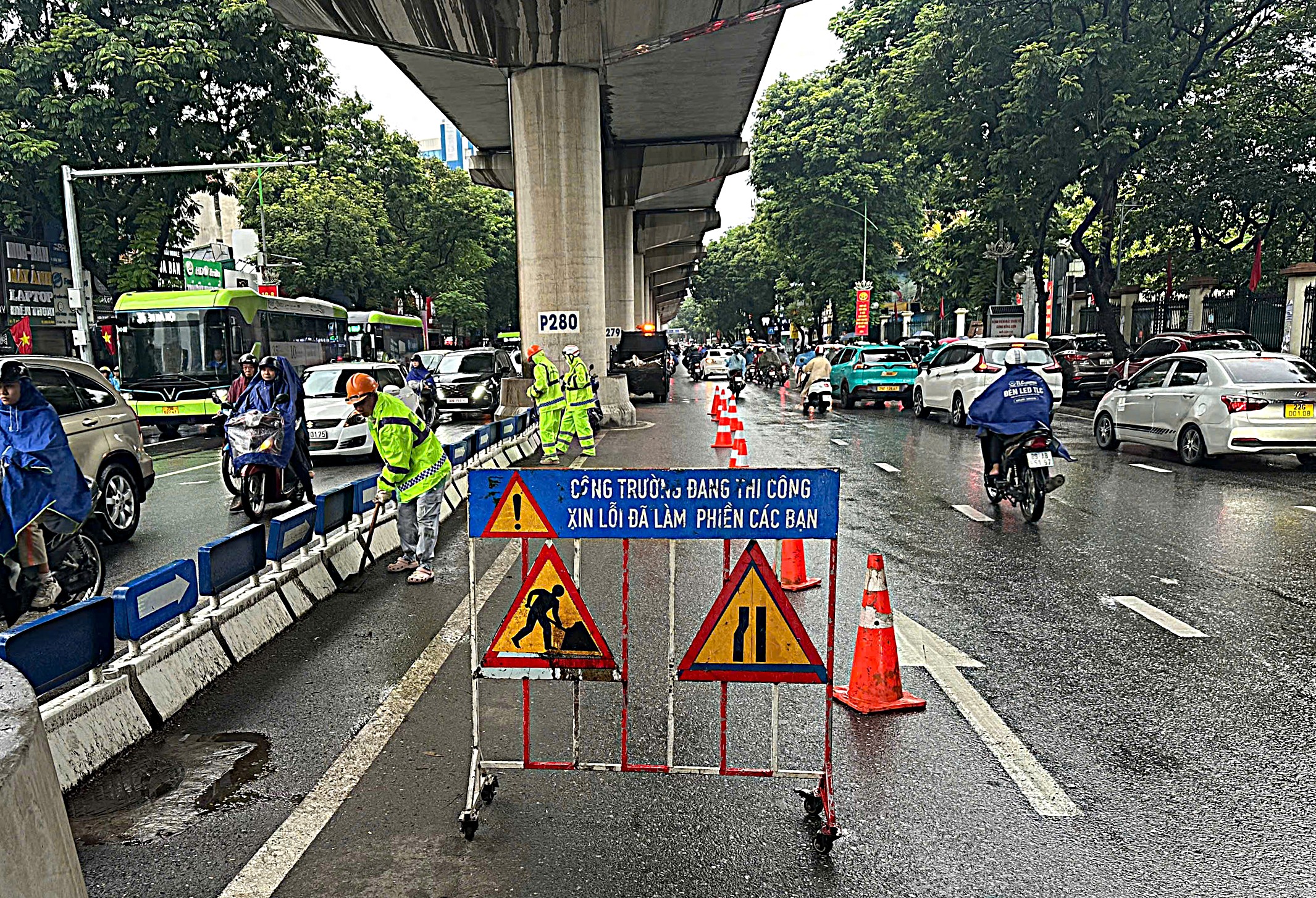 Công nhân 'đội mưa' dọn dẹp đường phố Hà Nội trước kỳ nghỉ Lễ Quốc khánh 2/9- Ảnh 3.