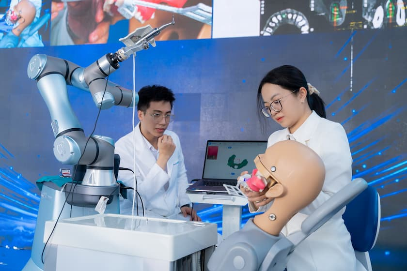 3-1786531598712605858836 Bước đi chiến lược: Nha khoa Nhân Tâm đầu tư robot cấy ghép Implant thế hệ mới- Ảnh 3.