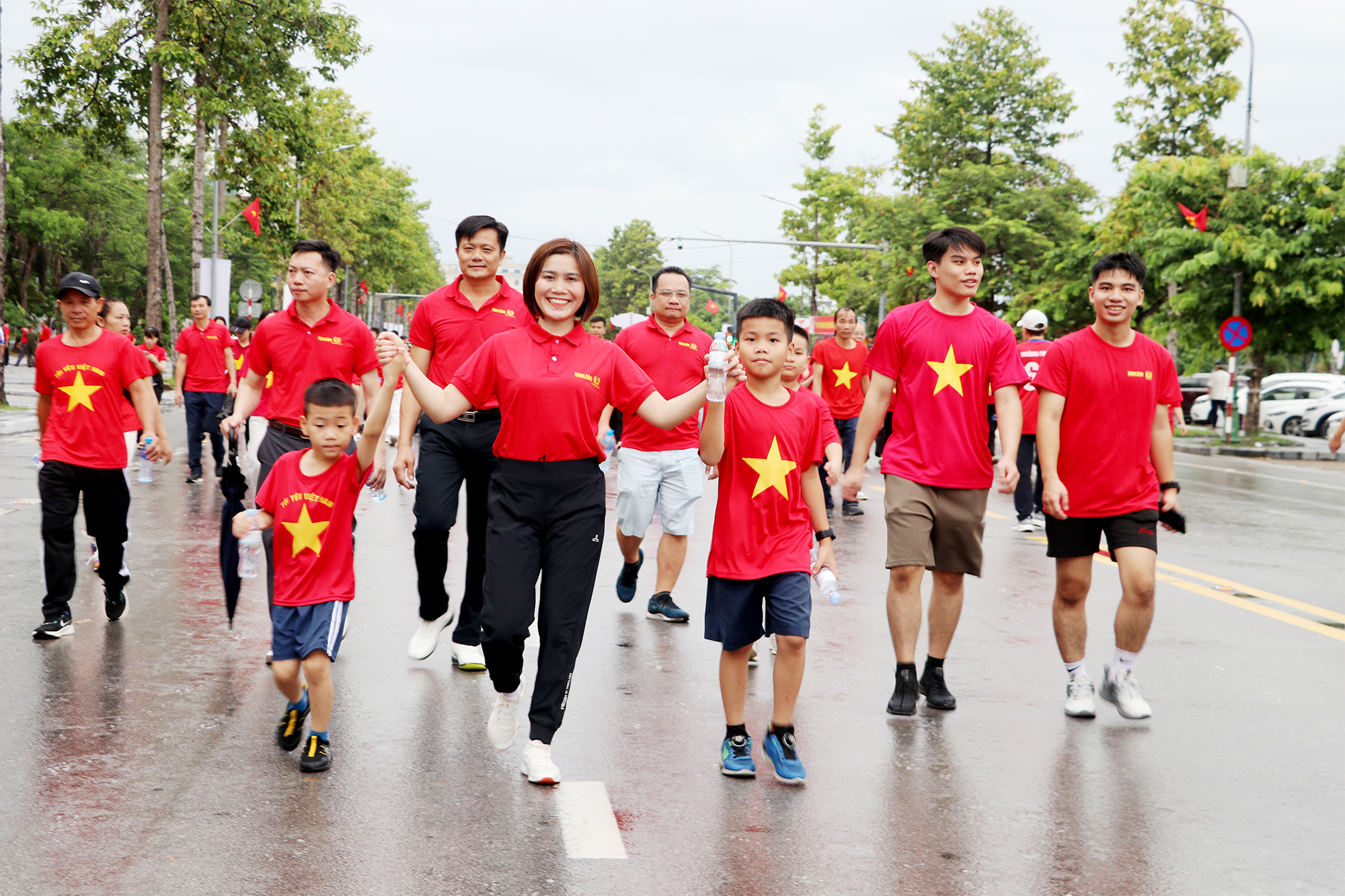 Nghệ An sôi nổi hưởng ứng chương trình “Cùng Việt Nam tiến bước” - Ảnh 3.