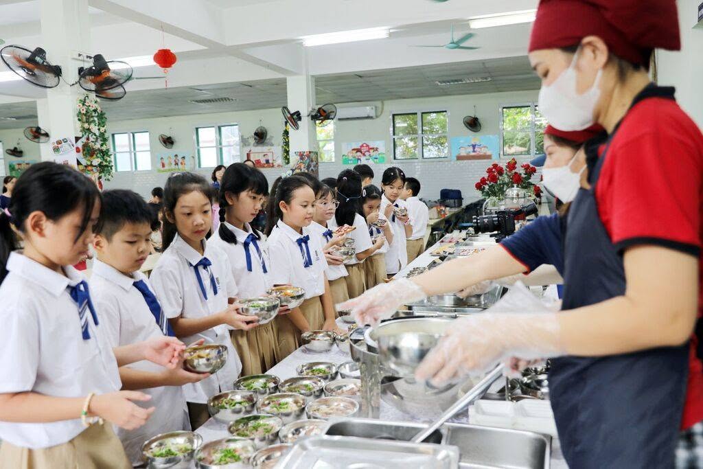 Cải Tiến Giám Sát Thực Phẩm Trong Bữa Ăn Học Đường: Đưa Công Nghệ Vào Thực Tiễn