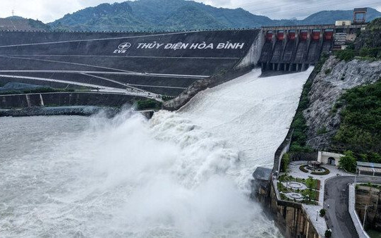 Thủy Điện Hòa Bình Đóng Cửa Xả Lũ Để Ứng Phó Với Bão Số 4