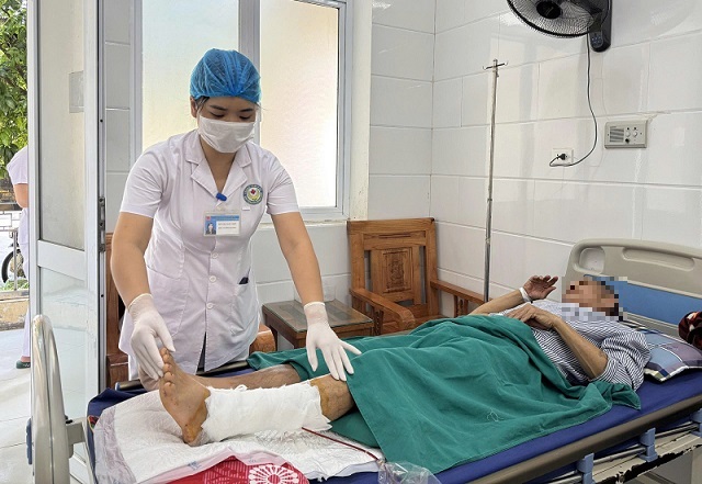 a-17855496001591880576691 Lưỡi máy cắt cỏ ‘xé toạc’ cẳng chân, người đàn ông 64 tuổi đối mặt nguy cơ mất chi - Ảnh 3.