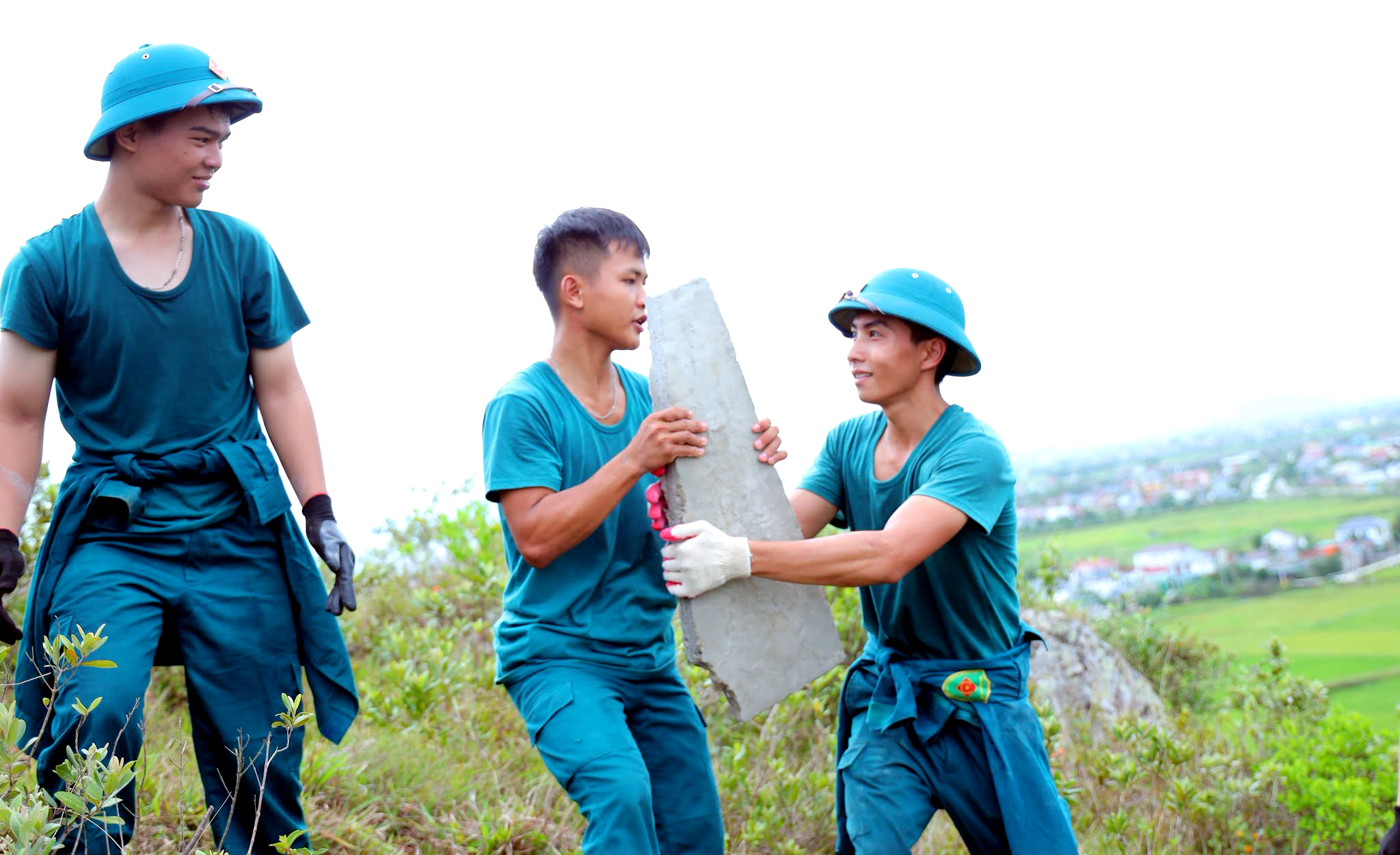 a2-1786327038037588002981 Hơn 1.000 người chung sức tái tạo dòng chữ 'BÁC HỒ SỐNG MÃI' trên núi Nhón - Ảnh 4.