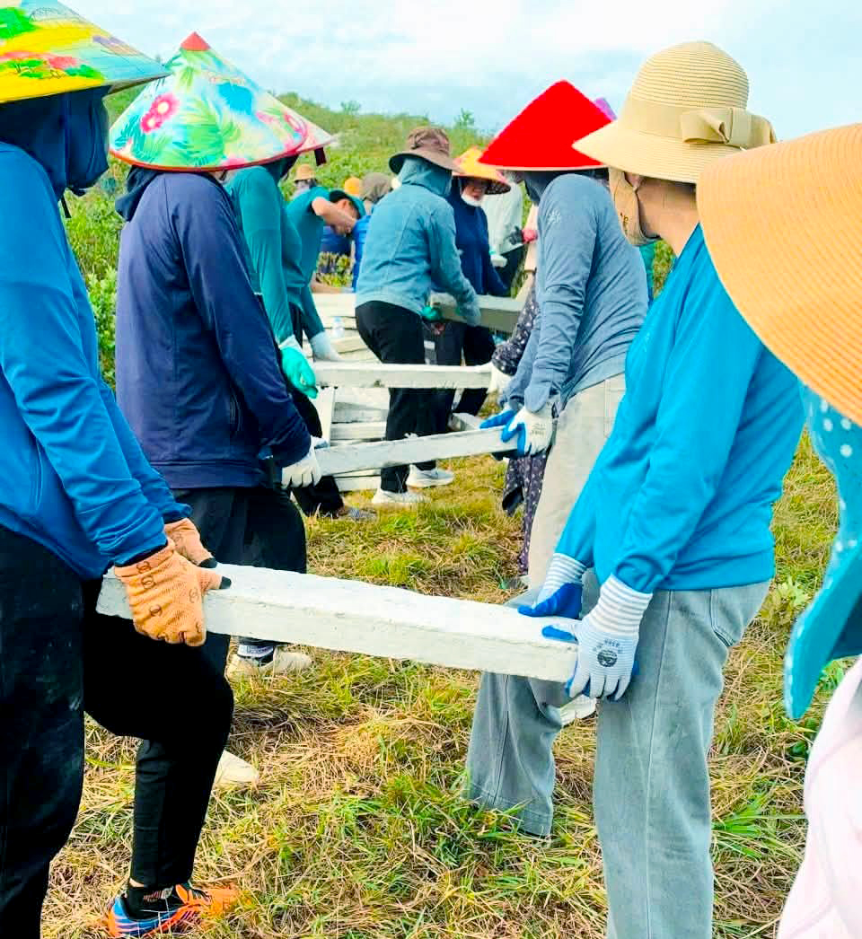 Hơn 1.000 Người Tham Gia Tái Tạo Dòng Chữ ‘BÁC HỒ SỐNG MÃI’ Trên Núi Nhón