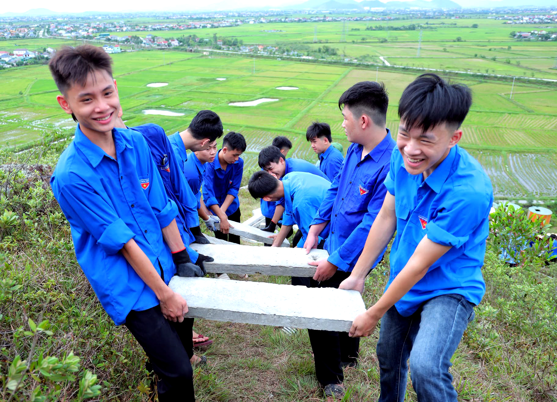 a7-17863270854601410813787 Hơn 1.000 người chung sức tái tạo dòng chữ 'BÁC HỒ SỐNG MÃI' trên núi Nhón - Ảnh 6.