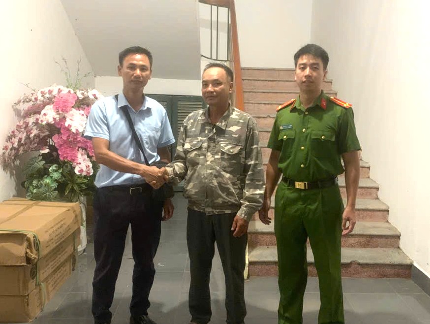 anh-1-cong-an-xa-tra-giang-lam-viec-xac-minh-vu-viec-va-ho-tro-cac-ben-hoan-tat-viec-trao-tra-so-tien-2056-trieu-dong-chuyen-khoan-nham1-17868715222141294658643 Hành Trình Tiền Chuyển Nhầm Đầy Kỳ Thú Tại Hưng Yên - Ảnh 1.