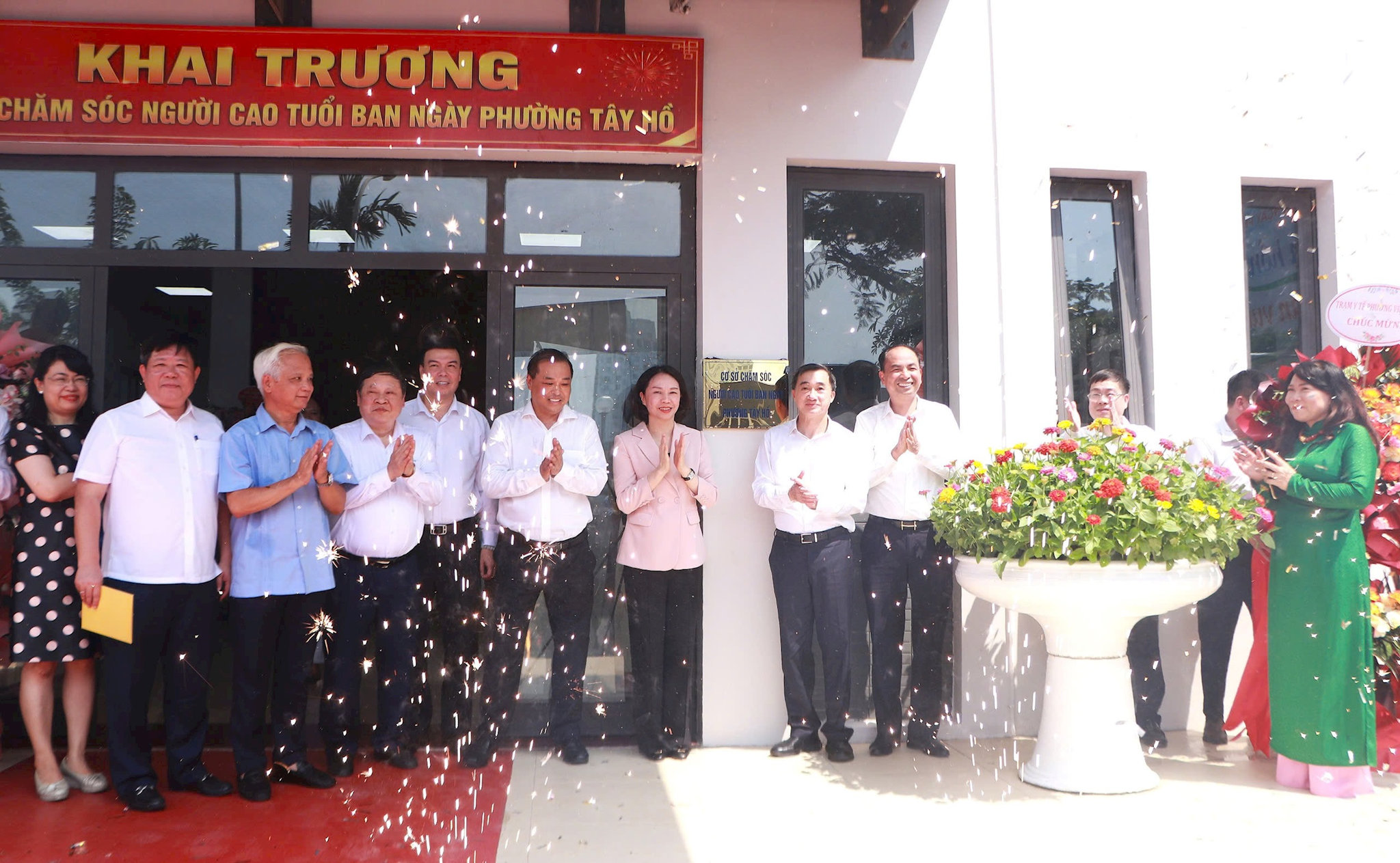 Thứ trưởng Trần Văn Thuấn và các đại biểu tại lễ khai trương Thứ trưởng Trần Văn Thuấn và các đại biểu tại lễ khai trương