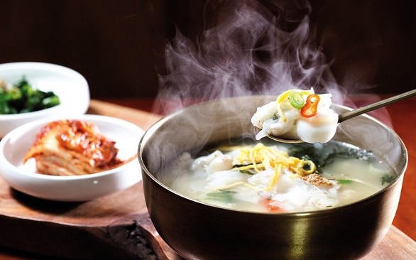 Nguyên nhân bất ngờ khiến người phụ nữ bị đau buốt khuỷu tay nhiều ngày - Ảnh 3.