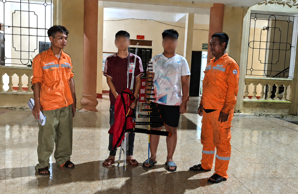 Sự Cố Thả Diều Gây Mất Điện: Hai Học Sinh Bị Xử Phạt
