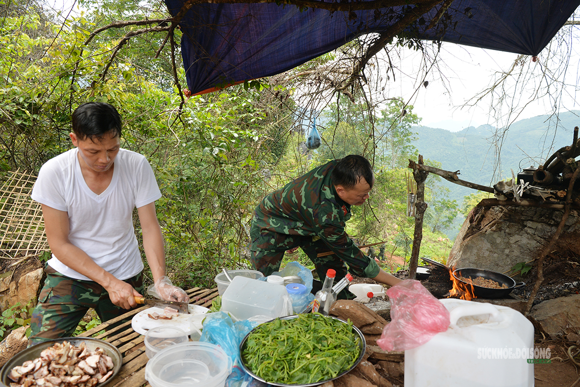 bac-si-kiem-anh-nuoi-tiep-suc-cho-bo-doi-giua-rung-2-1786677678888117401293 Bác sĩ kiêm anh nuôi tiếp sức cho bộ đội giữa rừng - Ảnh 6.