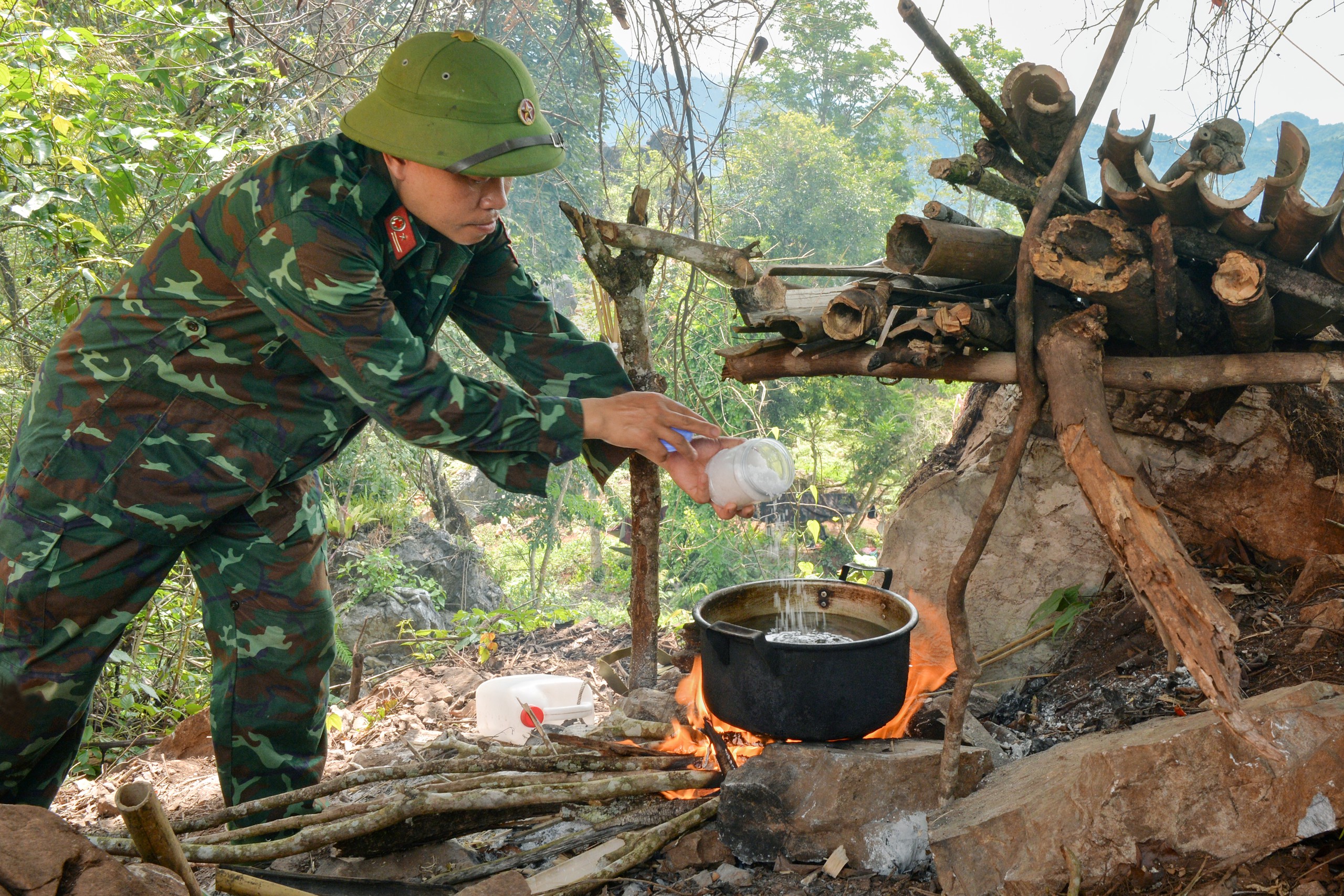 bac-si-kiem-anh-nuoi-tiep-suc-cho-bo-doi-giua-rung-3-1786677197862549126603 Bác sĩ kiêm anh nuôi tiếp sức cho bộ đội giữa rừng - Ảnh 1.