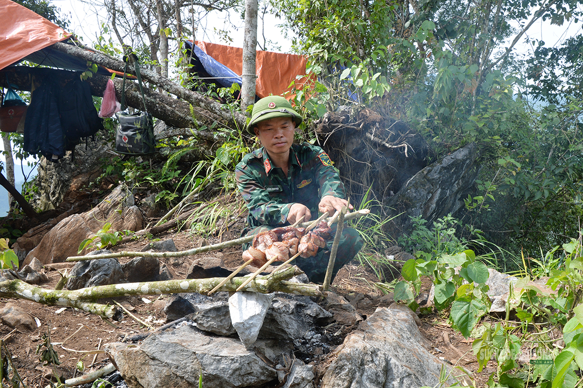 bac-si-kiem-anh-nuoi-tiep-suc-cho-bo-doi-giua-rung-4-1786677754156380680885 Bác sĩ kiêm anh nuôi tiếp sức cho bộ đội giữa rừng - Ảnh 11.