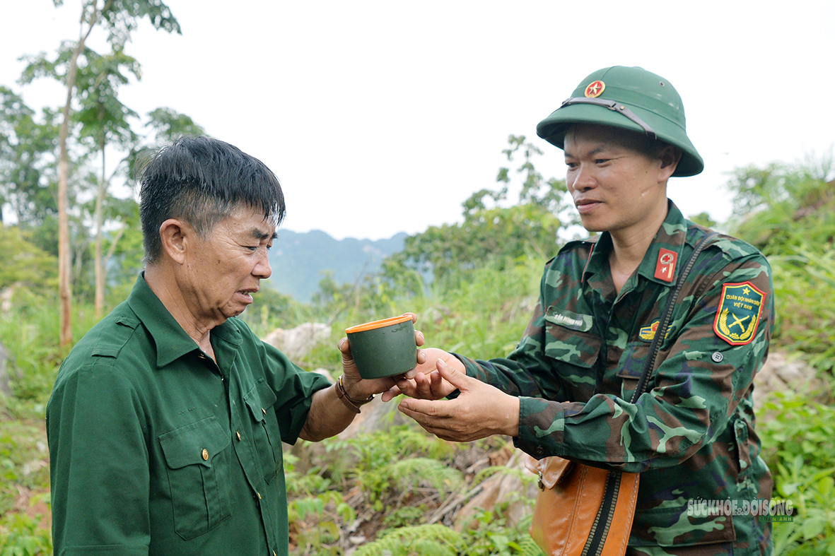 bac-si-kiem-anh-nuoi-tiep-suc-cho-bo-doi-giua-rung-5-17866777152081314233979 Bác sĩ kiêm anh nuôi tiếp sức cho bộ đội giữa rừng - Ảnh 7.
