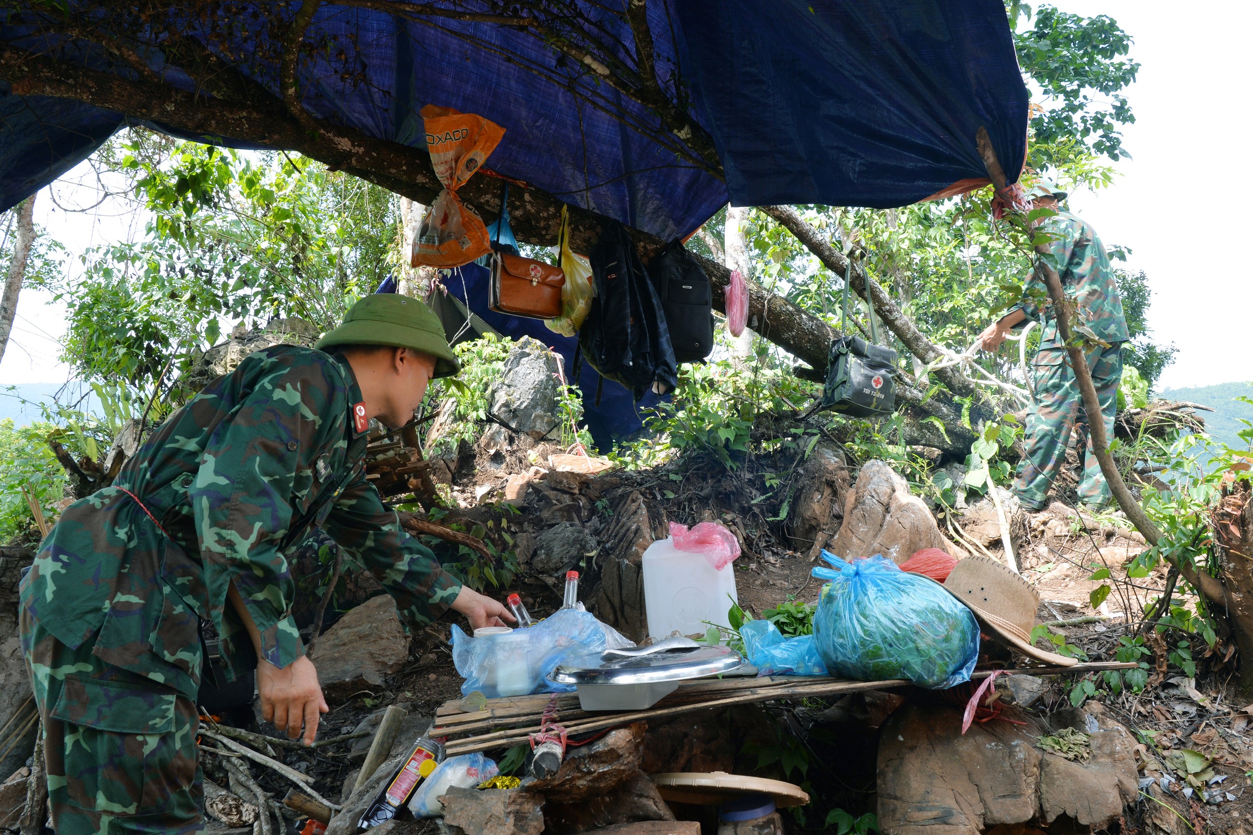bac-si-kiem-anh-nuoi-tiep-suc-cho-bo-doi-giua-rung-7-1786678112068546946802 Bác sĩ kiêm anh nuôi tiếp sức cho bộ đội giữa rừng - Ảnh 10.
