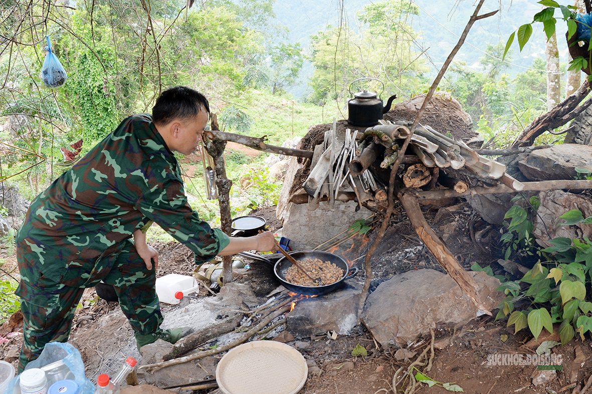 bac-si-kiem-anh-nuoi-tiep-suc-cho-bo-doi-giua-rung-8-1786677645288339944011 Bác sĩ kiêm anh nuôi tiếp sức cho bộ đội giữa rừng - Ảnh 5.