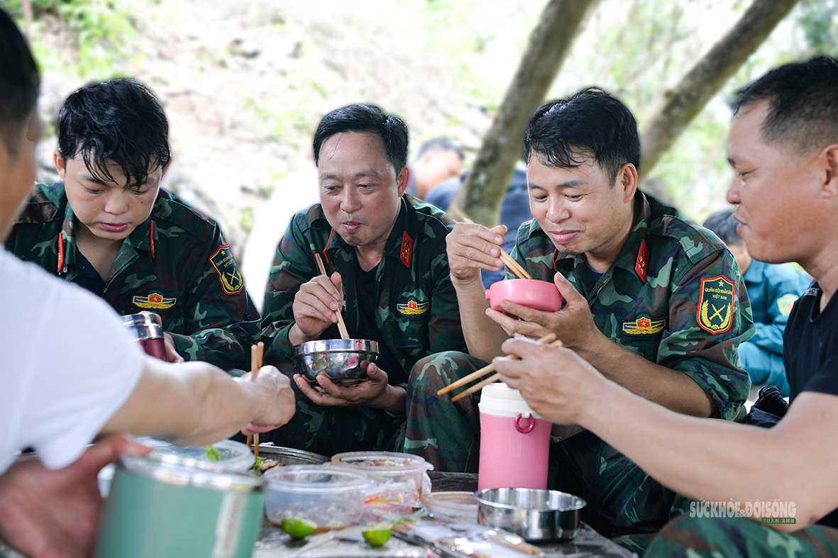 bac-si-kiem-anh-nuoi-tiep-suc-cho-bo-doi-giua-rung-9-1786677881293694838788 Bác sĩ kiêm anh nuôi tiếp sức cho bộ đội giữa rừng - Ảnh 12.