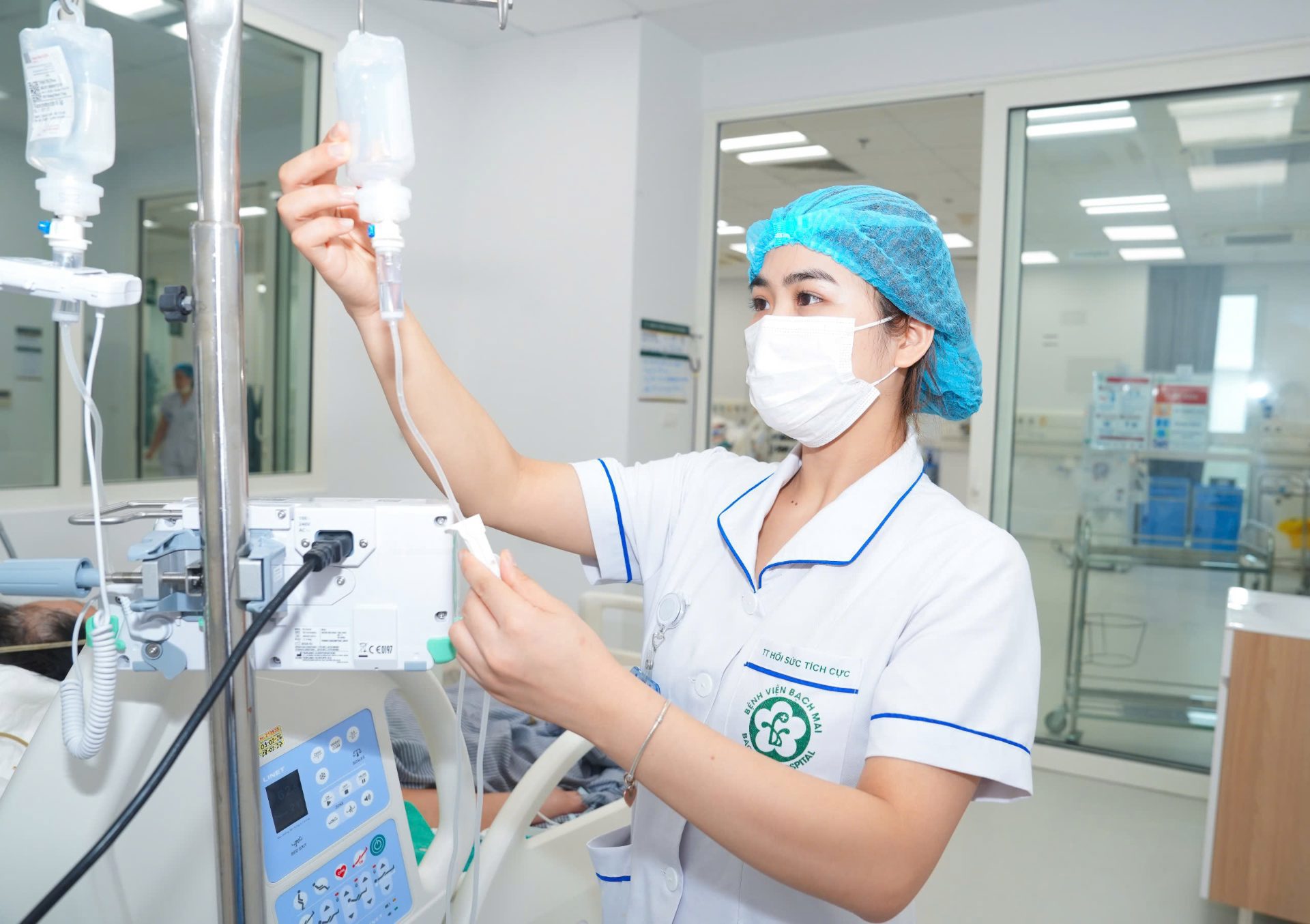 Bệnh viện Bạch Mai trong dịp lễ.