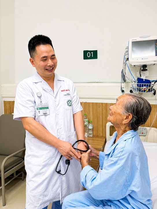 Cuộc Chiến Cứu Sống: Hồi Sinh Trái Tim Cụ Bà 94 Tuổi