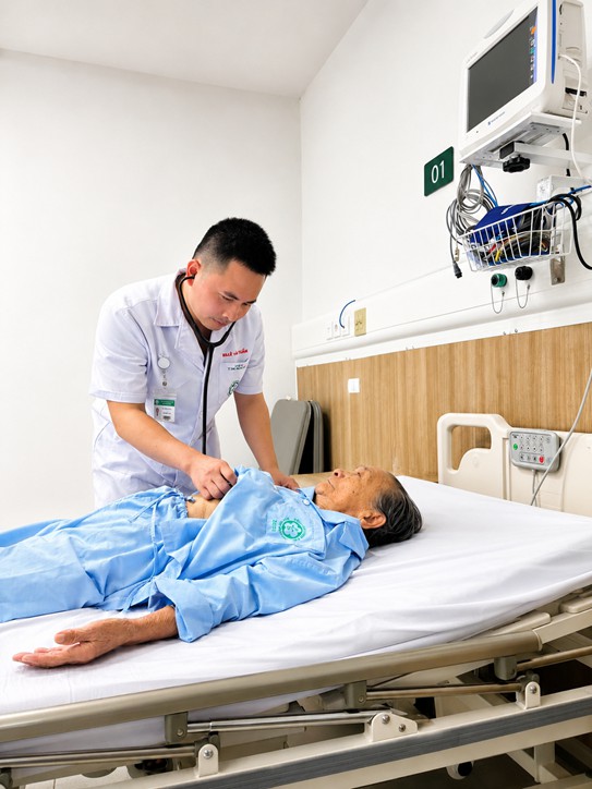 Cuộc chiến cứu sống trái tim cụ bà 94 tuổi - Ảnh 1