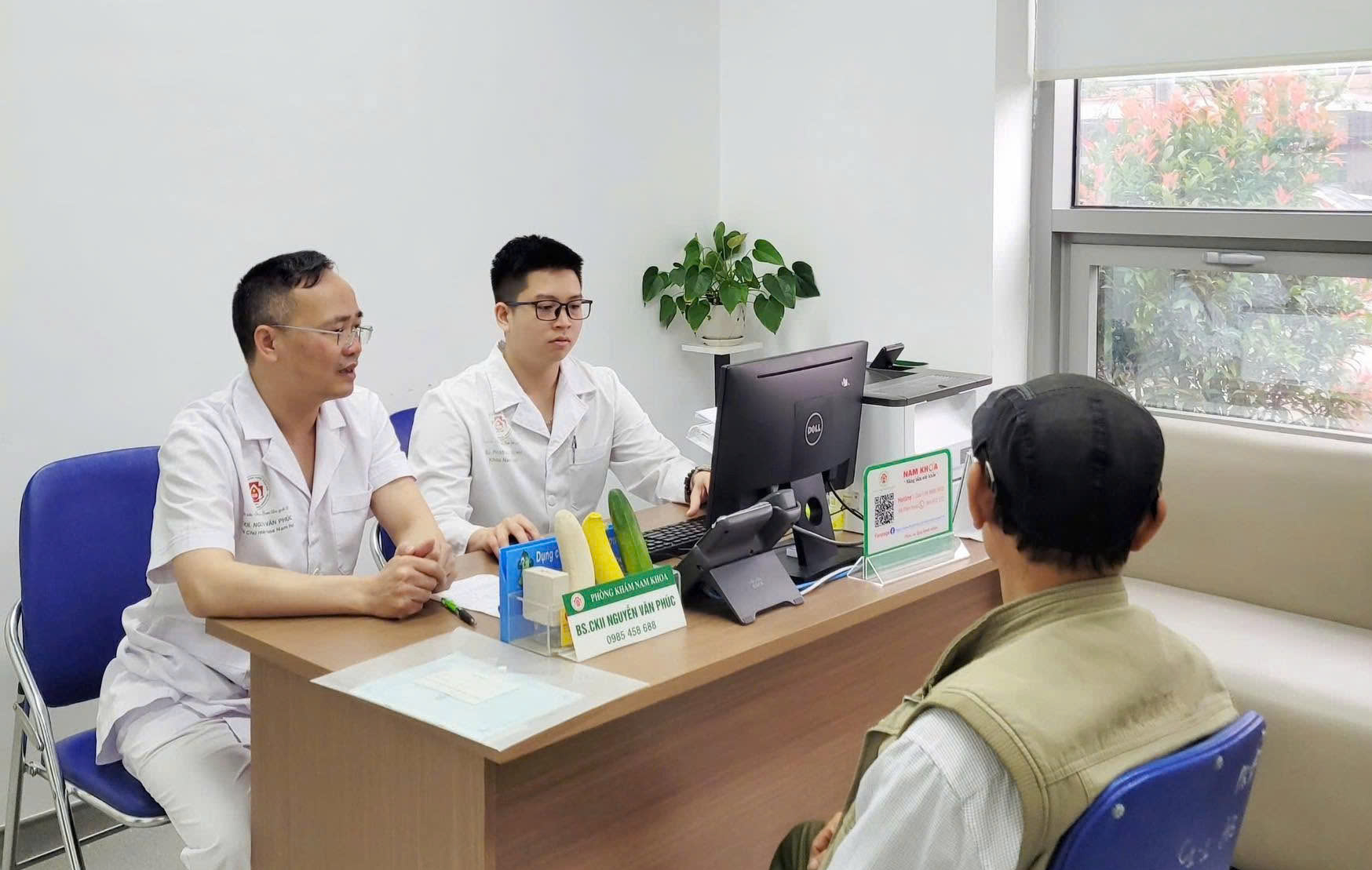 Hình ảnh bác sĩ thăm khám cho bệnh nhân tại Khoa Nam học Hình ảnh bác sĩ thăm khám cho bệnh nhân tại Khoa Nam học