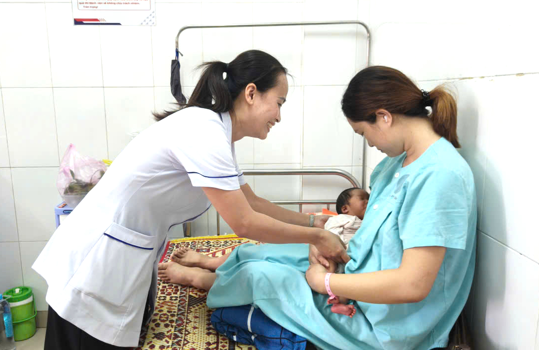 Hướng dẫn bà mẹ cho con bú tại Bệnh viện Đa khoa Quảng Trị Hướng dẫn bà mẹ cho con bú tại Bệnh viện Đa khoa Quảng Trị