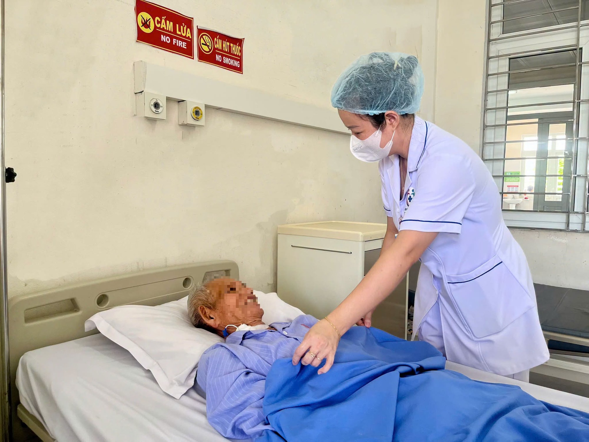 Ca Phẫu Thuật Thành Công Cứu Cụ Ông 90 Tuổi Bị Tắc Ruột Nghiêm Trọng