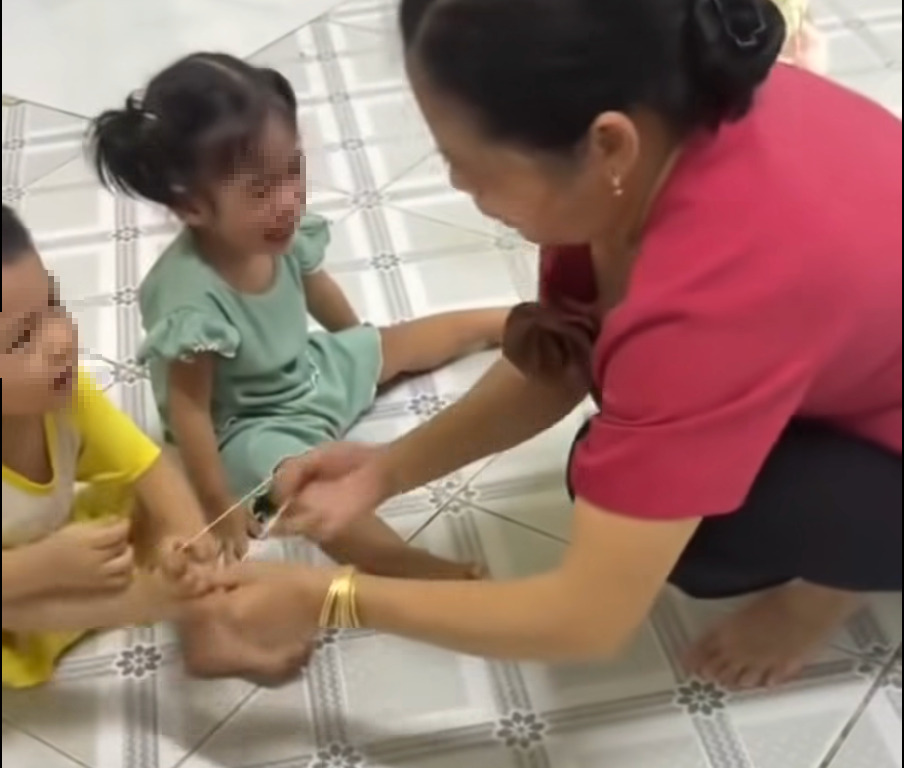 Giáo viên Trường Mầm non Lá Xanh khai gì về hành vi bắn dây thun vào hai trẻ?- Ảnh 1.