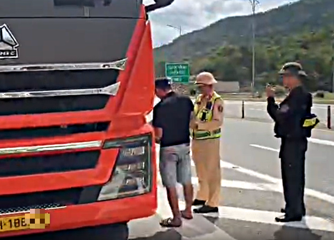 Khám Phá Nguyên Nhân Vụ Rơi Vật Sắc Nhọn Trên Cao Tốc Kéo Dài 337 Km