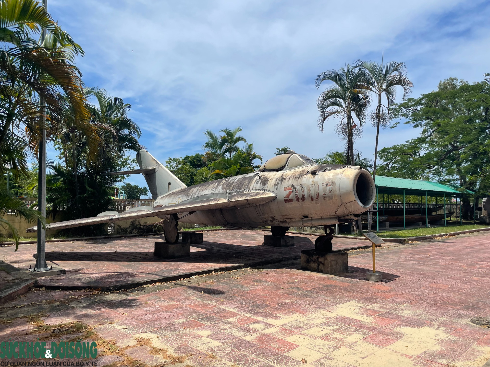 base64-17865884166921166663352 Chiếc máy bay MIG-17 mang số hiệu 2002 tham gia trận đánh tàu chiến Mỹ năm 1972.