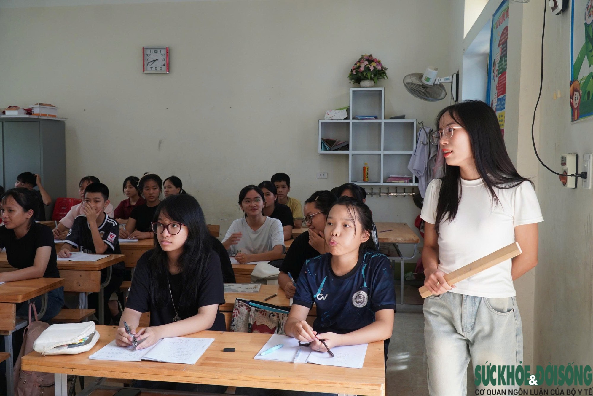 base64-1787124745733862139766 Cô gái Nghệ An dạy tiếng Trung miễn phí cho người dân quê nhà - Ảnh 3.