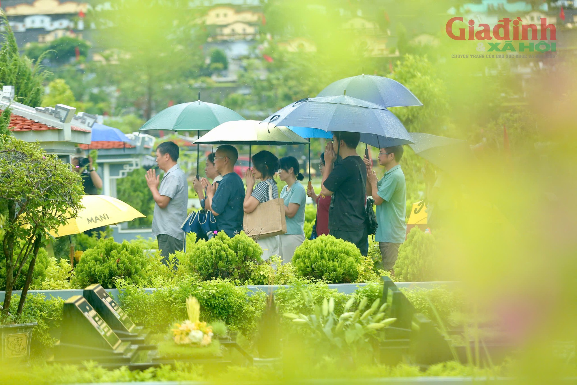 Hà Nội: Những Bà Lão Vượt Mưa Đến Nghĩa Trang Trong Ngày Lễ Vu Lan