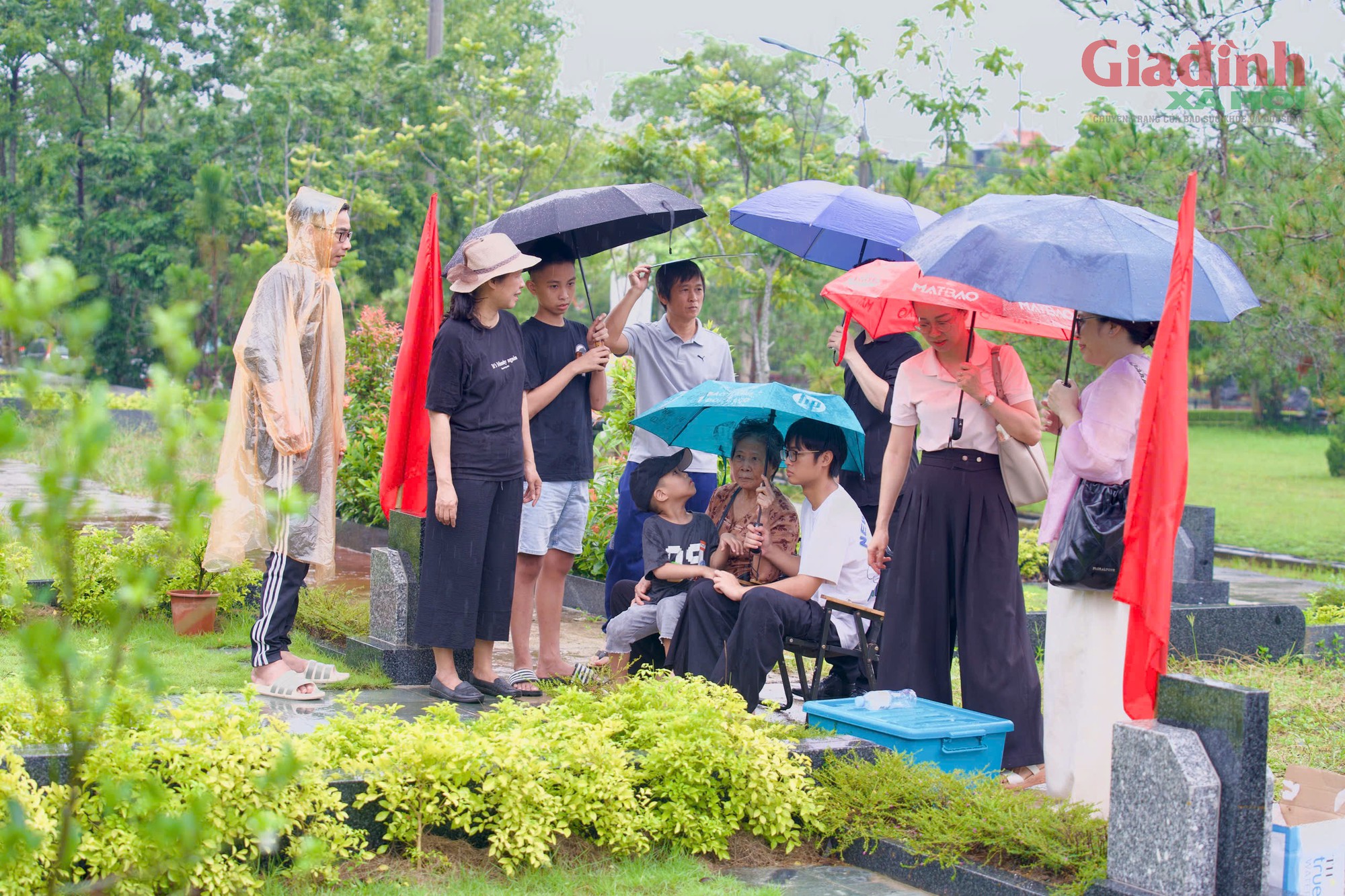 Xúc động những cụ bà Hà Nội 'đội' mưa vượt gần 100 km đến nghĩa trang để thực hành lễ Vu Lan- Ảnh 2.