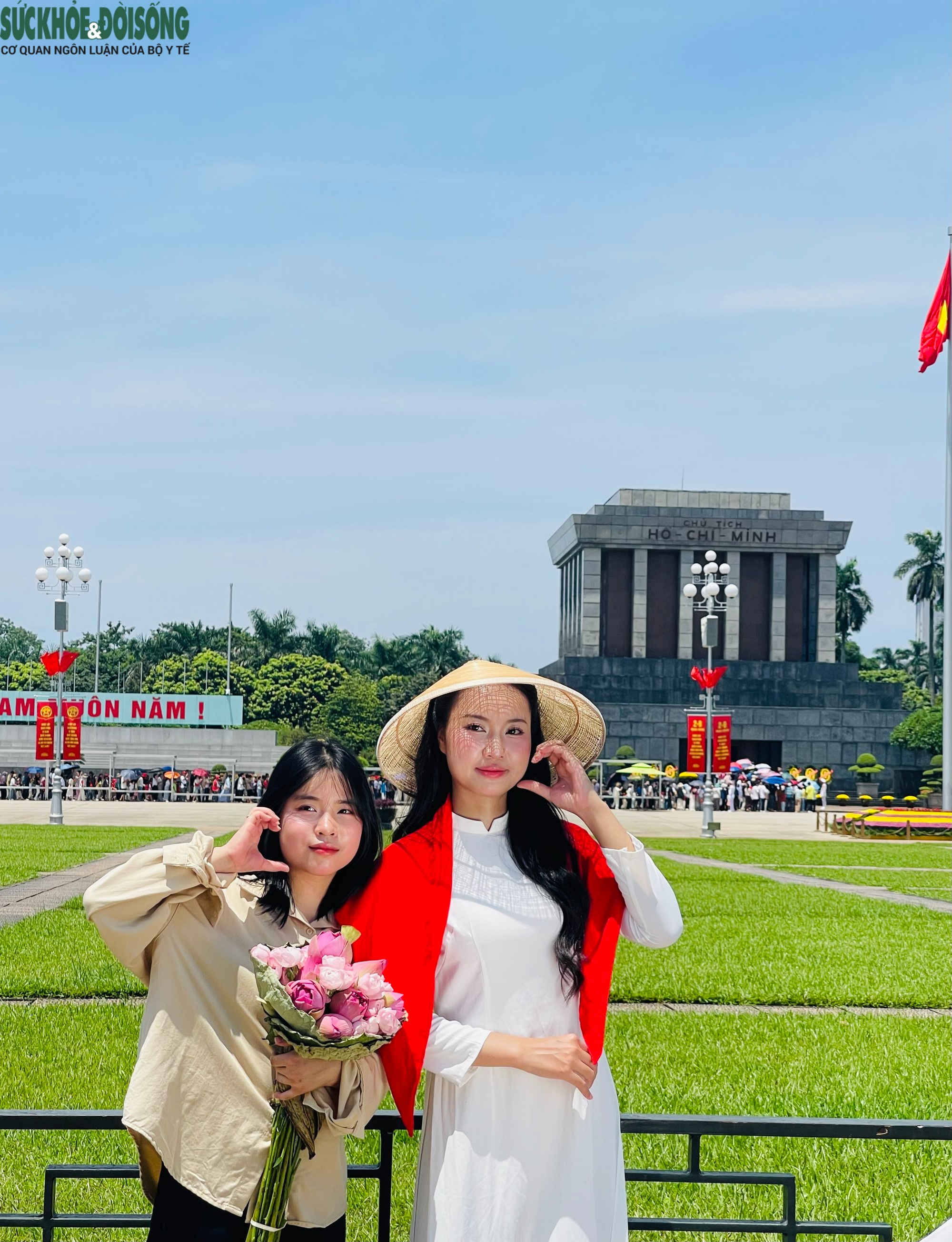 base64-17881607454122014440894 Người dân nô nức về Quảng trường Ba Đình chụp ảnh dịp Quốc khánh- Ảnh 4.